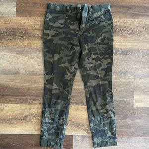 Camo cropped pants